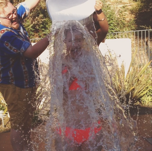 (Video) Iggy Azalea did the ALS Ice Bucket challenge in a bikini